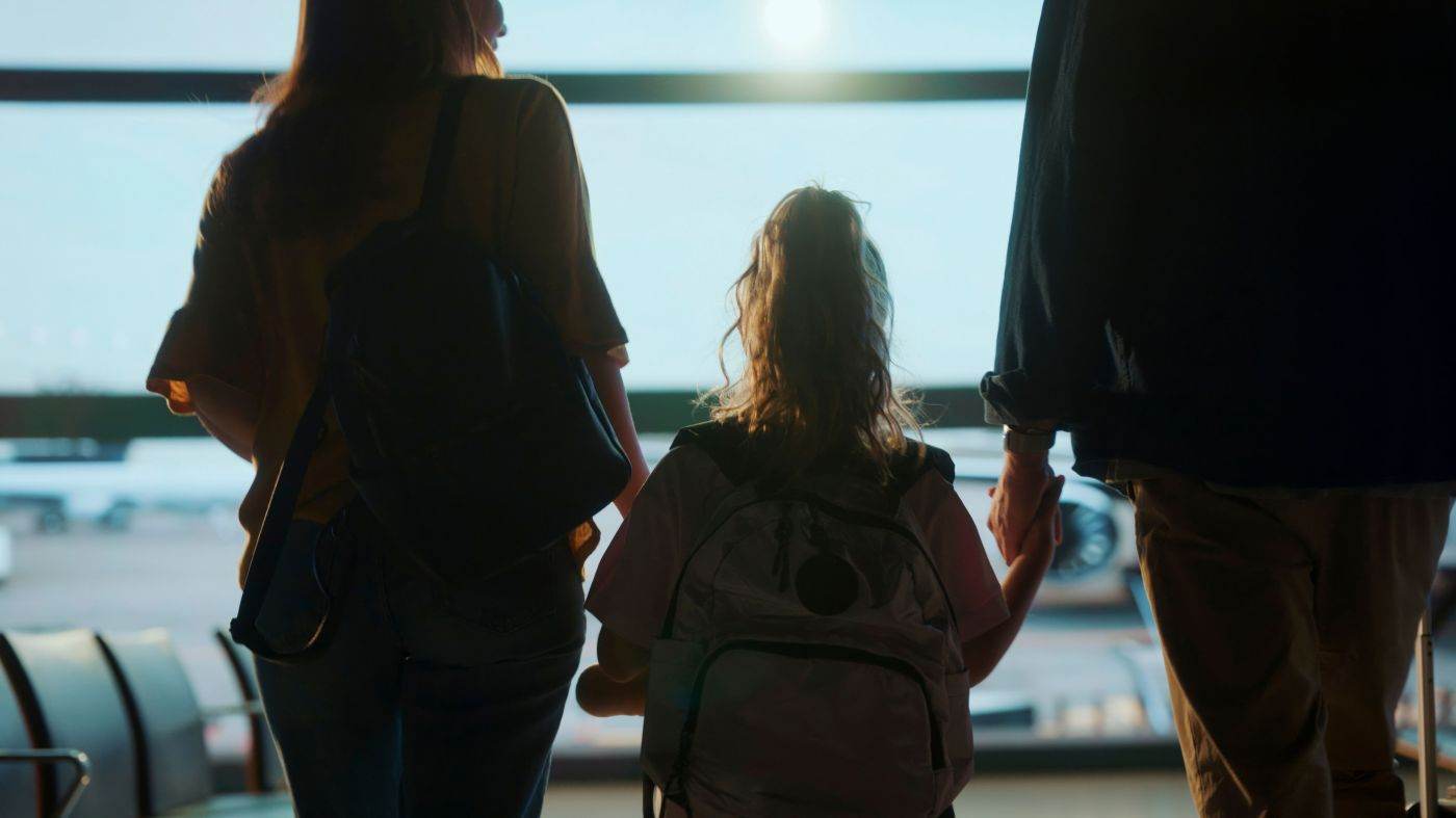 Familiile cu copii rezervă vacanţa de toamnă mai devreme ca să evite scumpirile zborurilor
